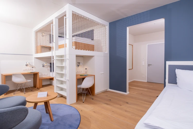 Helles Zimmer mit Bett und Hochbett