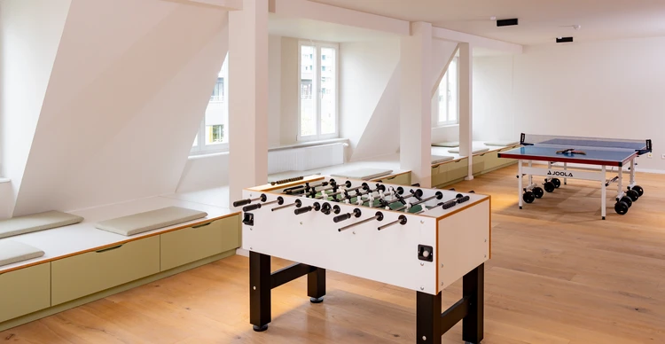 Freizeitraum mit Tischkicker und Tischtennisplatte