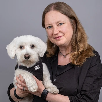 Portraitfoto Sina-Lucyle Schoepke-Prutz, Fachkraft f&uuml;r hundgest&uuml;tzte Intervention mit Klinikhund Shiro
