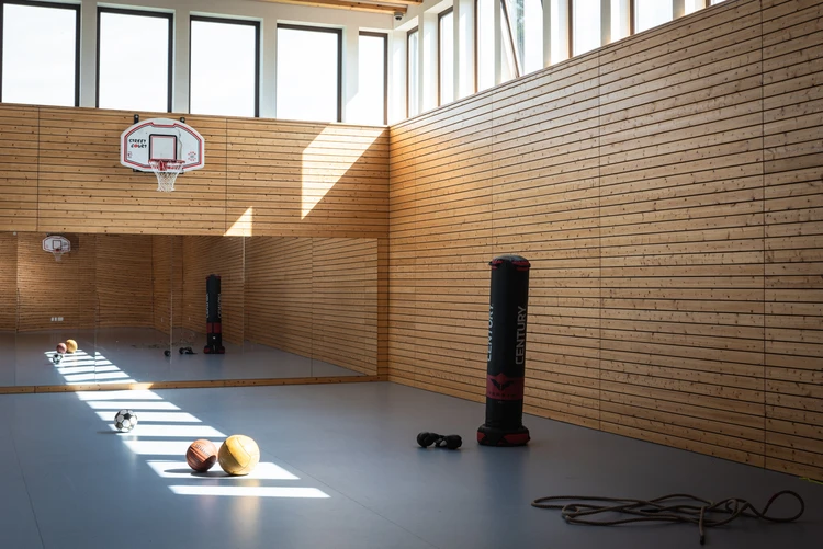 Turnhalle mit Sportger&auml;ten und Holzverkleidung