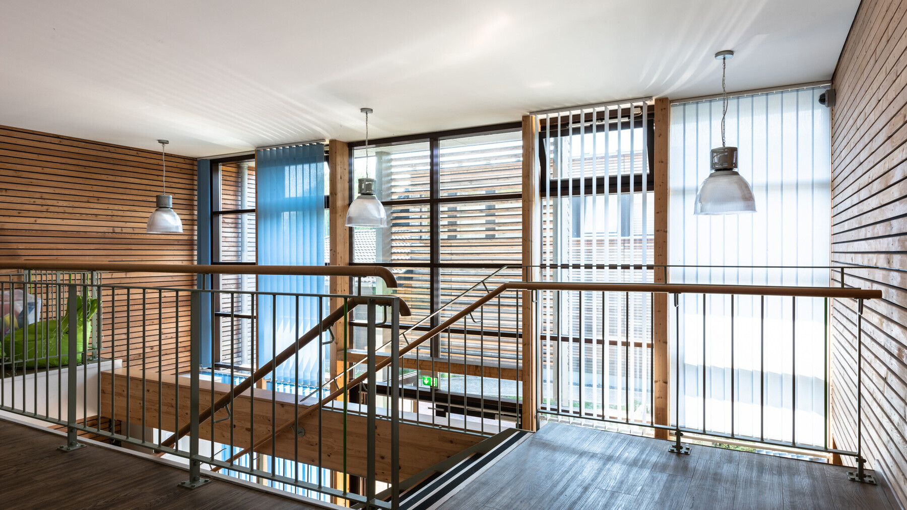 Innenbereich der Oberberg Fachklinik Konraderhof mit Treppe und Holzgel&auml;nder