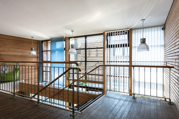 Innenbereich der Oberberg Fachklinik Konraderhof mit Treppe und Holzgel&auml;nder