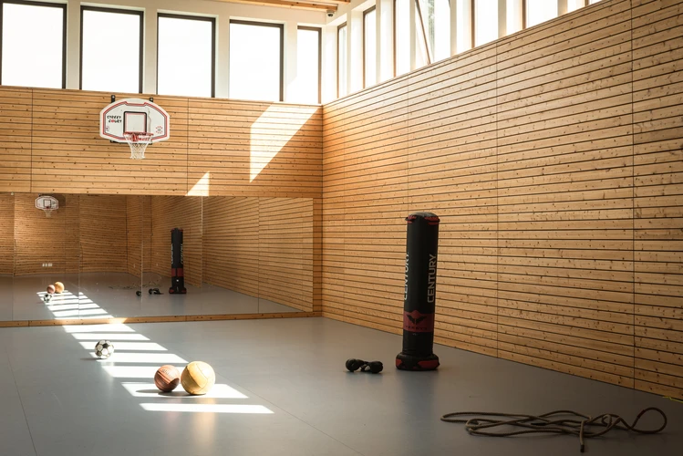 Turnhalle der Oberberg Fachklinik Konraderhof mit Sportger&auml;ten