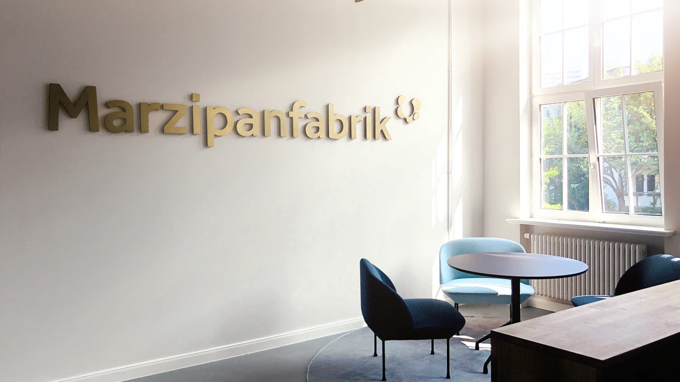 Empfangsbereich der Oberberg Fachklinik Marzipanfabrik mit Wandlogo