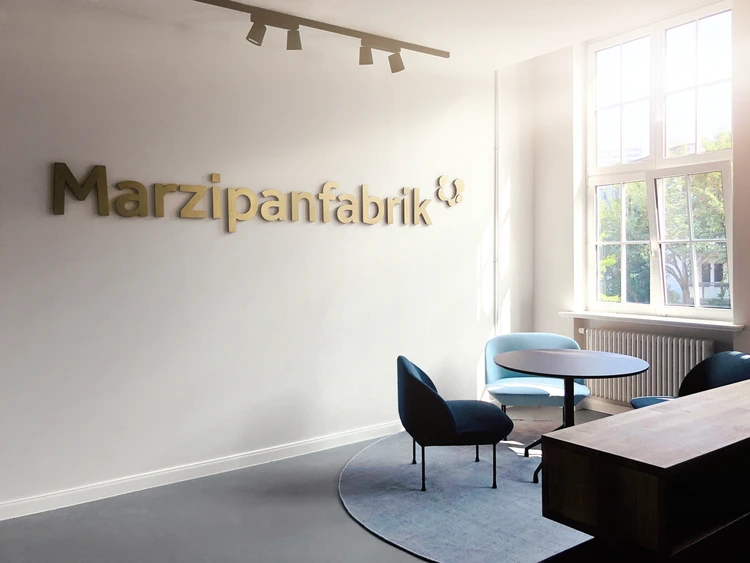 Empfangsbereich der Oberberg Fachklinik Marzipanfabrik mit Wandlogo