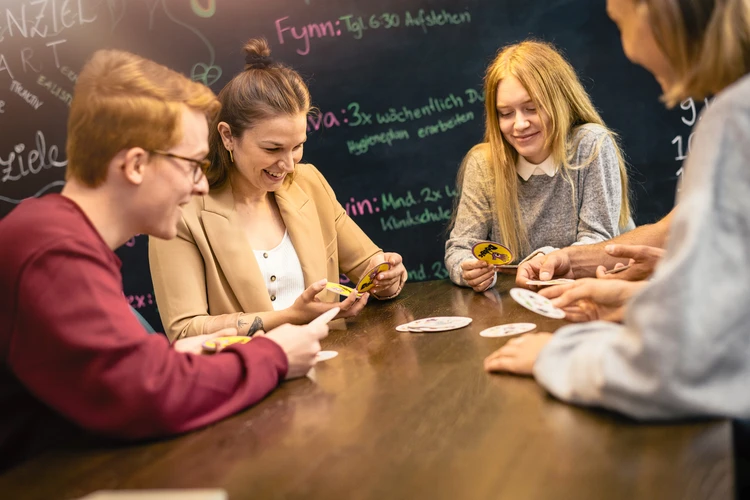 Gruppe von Jugendlichen arbeitet gemeinsam an einem Tisch