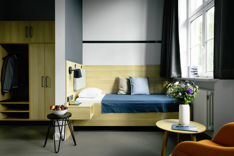 Patientenzimmer mit Bett und kleinem Tisch