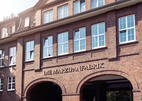 Au&szlig;enansicht der Oberberg Fachklinik Marzipanfabrik mit Backsteinfassade