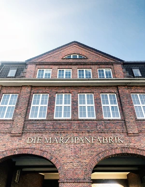 Au&szlig;enansicht der Oberberg Fachklinik Marzipanfabrik mit Backsteinfassade