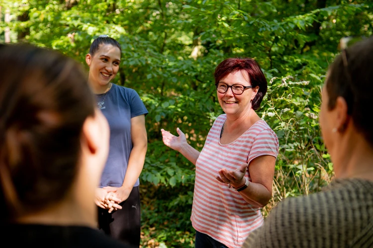 Personen bei einer Achtsamkeits&uuml;bung im Wald