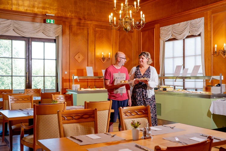 Speisesaal der Oberberg Fachklinik Potsdam mit gedeckten Tischen