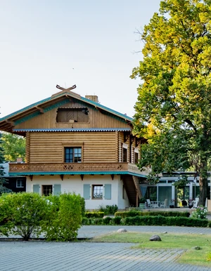 Au&szlig;enansicht der Oberberg Fachklinik Potsdam mit historischem Geb&auml;ude und B&auml;umen