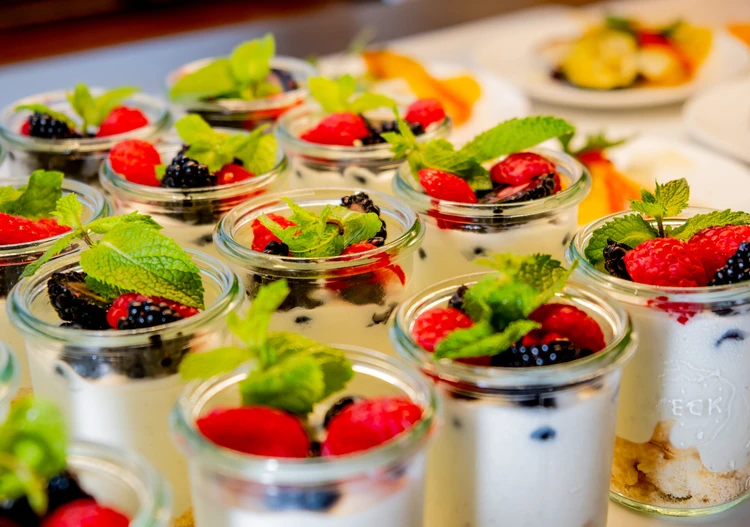 Desserts in kleinen Gl&auml;sern auf einem Buffet