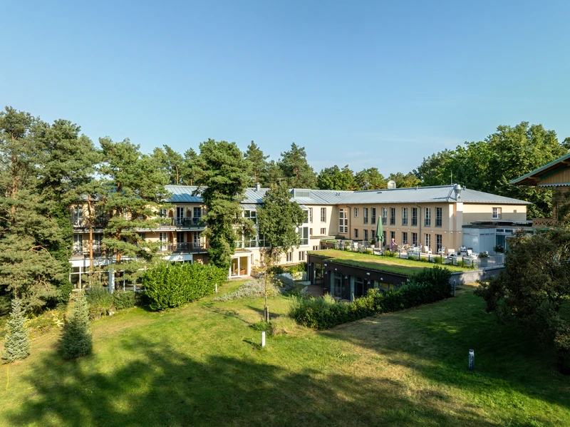 Garten und Terrasse des Klinikgeb&auml;udes der Oberberg Fachklinik Potsdam bei sonnigem Wetter