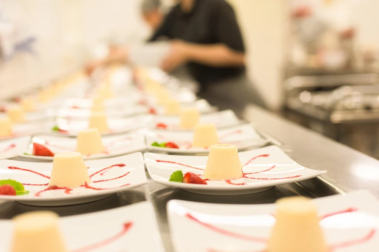 Gedeckter Tisch mit kleinen Desserts