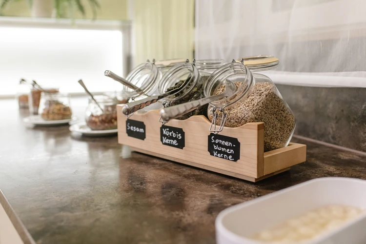 K&auml;sten mit Materialien f&uuml;r M&uuml;sli auf einem Tisch