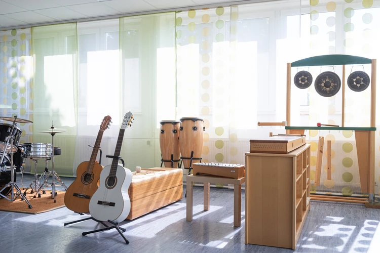 Musikraum mit Instrumenten und gro&szlig;en Fenstern