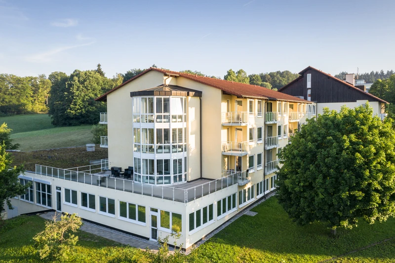 Au&szlig;enansicht der Oberberg Fachklinik Rhein-Jura mit Glasfassade