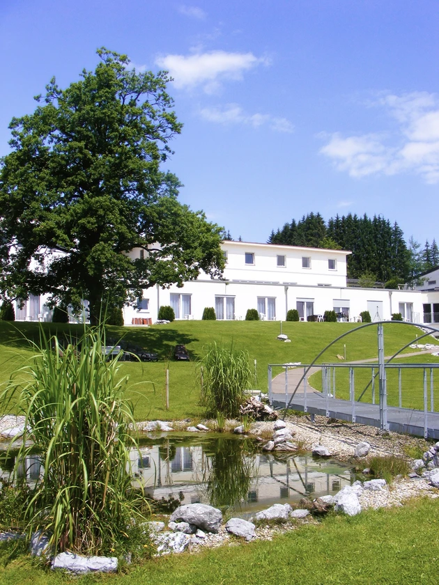 Au&szlig;enansicht der Oberberg Fachklinik Scheidegg im Allg&auml;u mit Gartenanlage