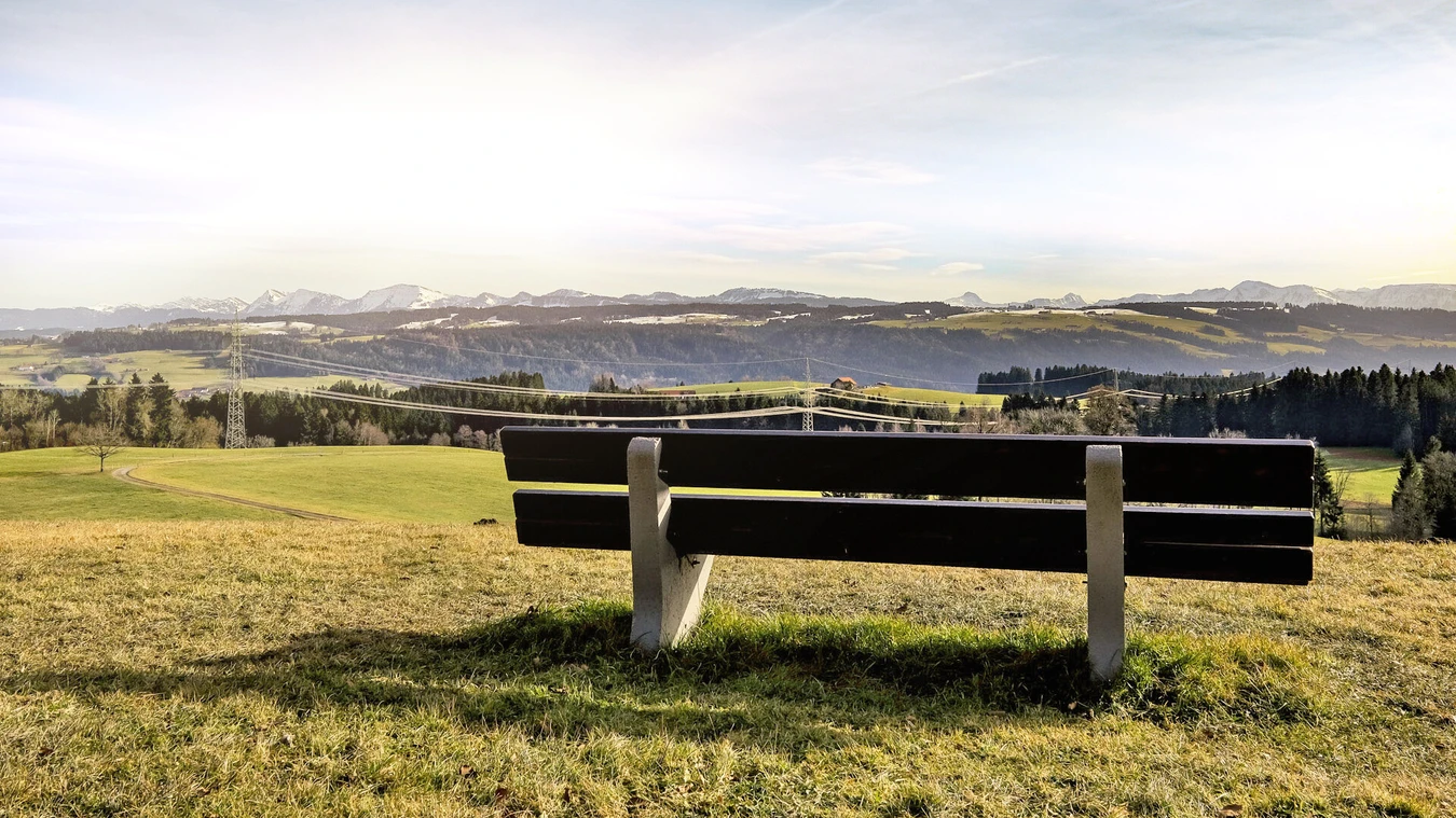 Bank mit Blick auf eine weite Landschaft im Allg&auml;u