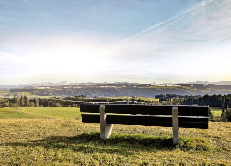 Bank mit Blick auf eine weite Landschaft im Allg&auml;u