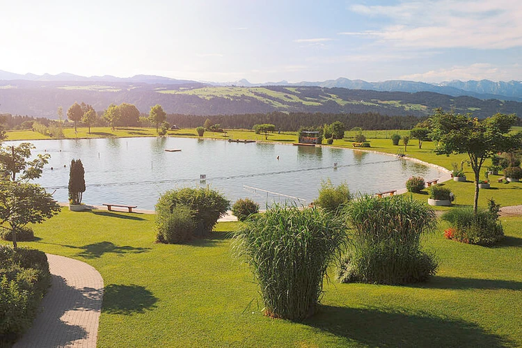 Naturbad mit Blick auf die Alpenlandschaft