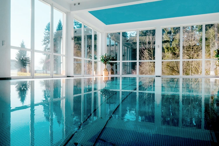 Innenpool mit gro&szlig;en Fenstern
