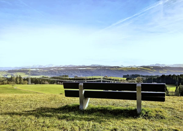 Bank mit Blick auf eine weite Landschaft im Allg&auml;u