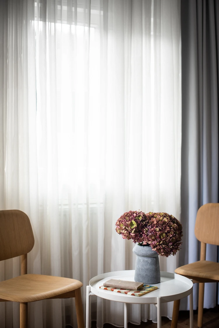 Sitzecke am Fenster in einem Patientenzimmer