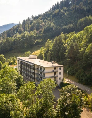 Luftbild der Oberberg Fachklinik Schwarzwald mit angrenzenden W&auml;ldern und Bergen