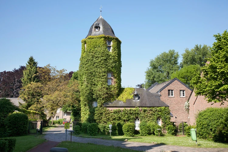 Au&szlig;enansicht der Oberberg Fachklinik Wasserschl&ouml;sschen mit historischem Geb&auml;ude