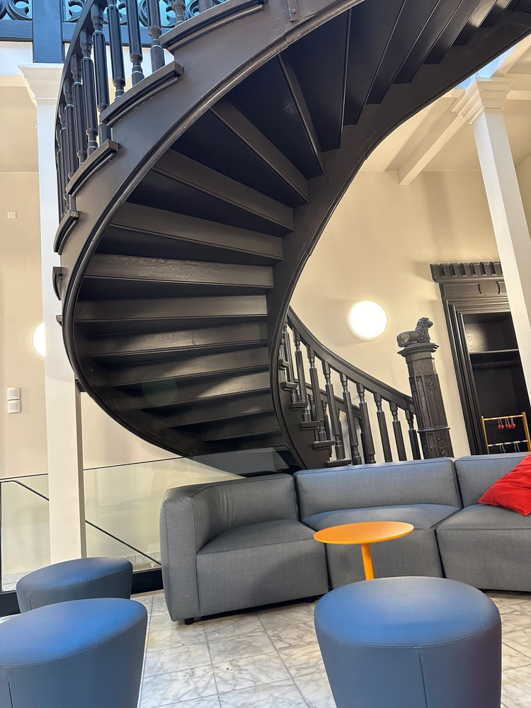 Sitzgruppe mit gro&szlig;er Wendeltreppe