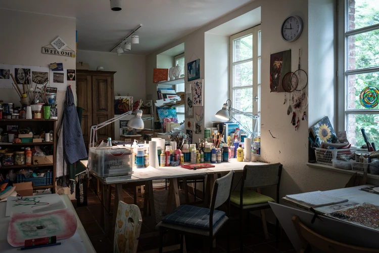 Kreativraum mit Arbeitstischen und Materialien