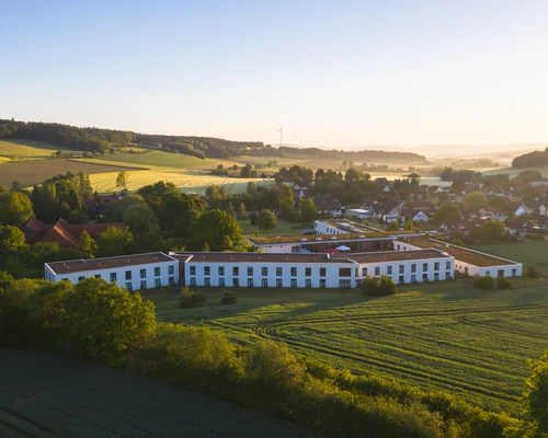 Luftaufnahme der Oberberg Fachklinik Weserbergland zwischen Feldern und Ortschaft
