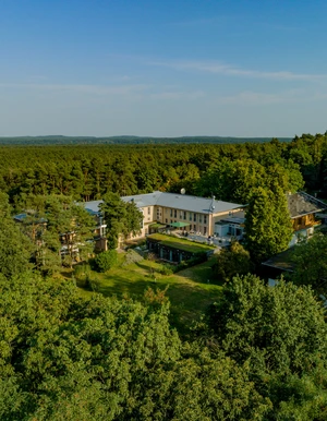 Luftaufnahme der Oberberg Fachklinik Potsdam mit Gartenanlage inmitten von Wald