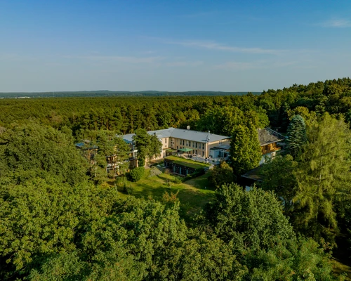 Luftaufnahme der Oberberg Fachklinik Potsdam mit Gartenanlage inmitten von Wald