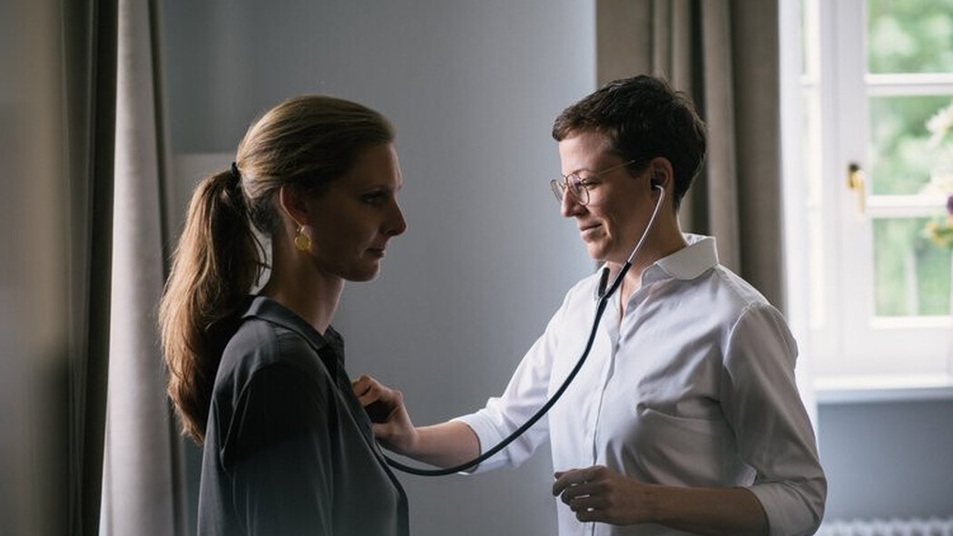 &Auml;rztin h&ouml;rt eine Patientin mit dem Stethoskop ab